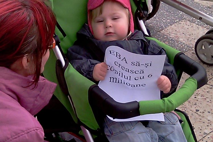 Doar patru mamici au protestat astazi in fata Prefecturii Cluj! Ele i-au inmanat subprefectului doi pampersi folositi - VIDEO si Galerie FOTO