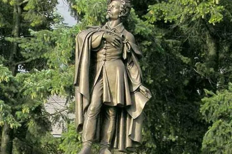 Statuia lui Petofi Sandor a fost amplasata in comuna Mihai Viteazu, cu toate ca s-a spus "sa fie taiata pentru ca e prea inalta"