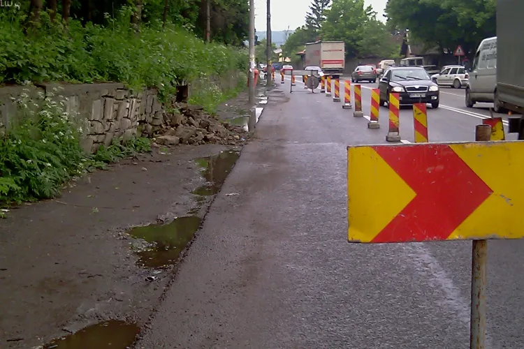 VIDEO- O alunecare de teren pe 400 m ingreuneaza traficul pe DN 1C Cluj-Napoca -Dej 