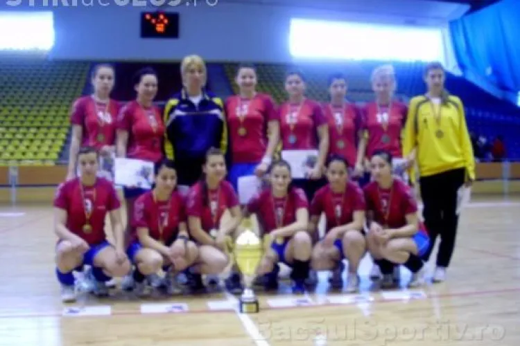 VIDEO- Un antrenor clujean si-a lipit gura cu leucoplast dupa ce a fost eliminat de arbitri