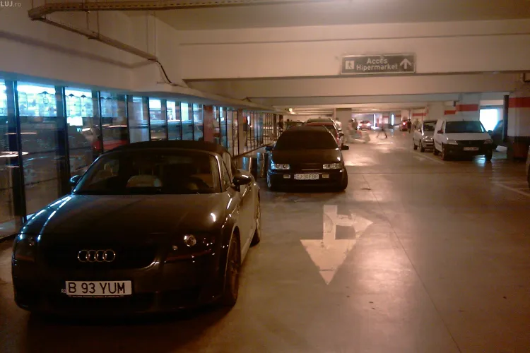 Smecheri de Mall. Chiar daca parcarea de la Iulius Mall era pe jumatate goala, soferii "comozi" parcheaza in usa hipermarketului - FOTO