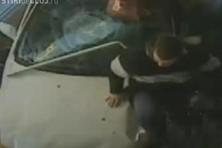 VIDEO - Un australian si-a salvat copilul dintr-un accident aruncandu-se in fata unei masini - Imagini SOCANTE 