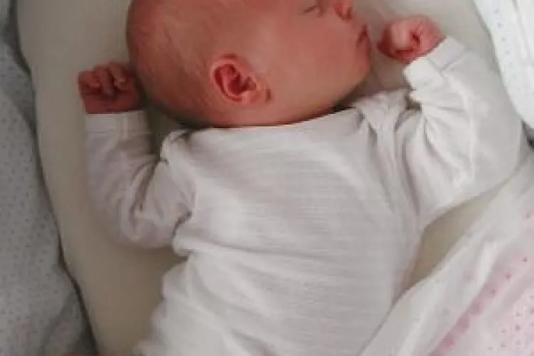 Abandonat la doar sapte zile in scara unui bloc. Bebelusul a primit numele Constantin