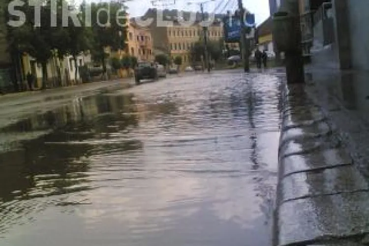 VIDEO- Bulevardul Eroilor din centrul Clujului a fost acoperit de apa. Trecatorii s-au descaltat ca sa poata trece
