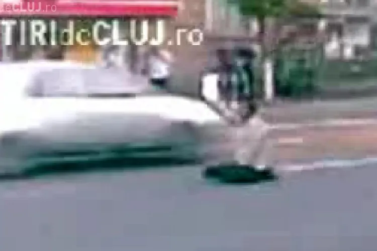 VIDEO - Protest inedit in statia de autobuz de  la Regionala CFR. Un clujean s-a pus in genunchi in plin trafic si a "cersit" ajutorul soferilor