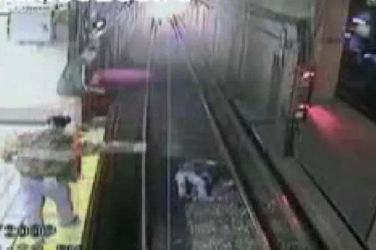 O femeie  a cazut intre sinele de metrou chiar inainte sosirea acestuia si a scapat nevatamata- VIDEO
