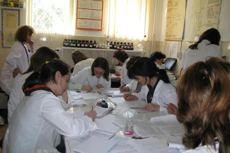 Studentii farmacisti din cadrul UMF Cluj-Napoca protesteaza fata de reducerea subventiilor pentru cazare, masa si burse