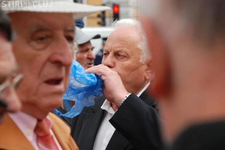 Protest spontan al pensionarilor in fata Prefecturii Cluj