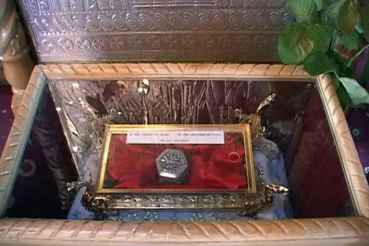 Patru barbati au furat moastele Sfantului Nectarie dintr-o biserica din Capitala