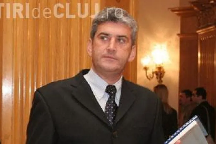 Ministrul Apararii, Gabriel Oprea, a anuntat ca nu mai foloseste masina si a taiat fondul de protocol