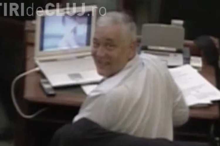 VIDEO - Senatorul PNL Cluj Marius Nicoara viziona un film porno in timpul dezbaterii legii pensiilor