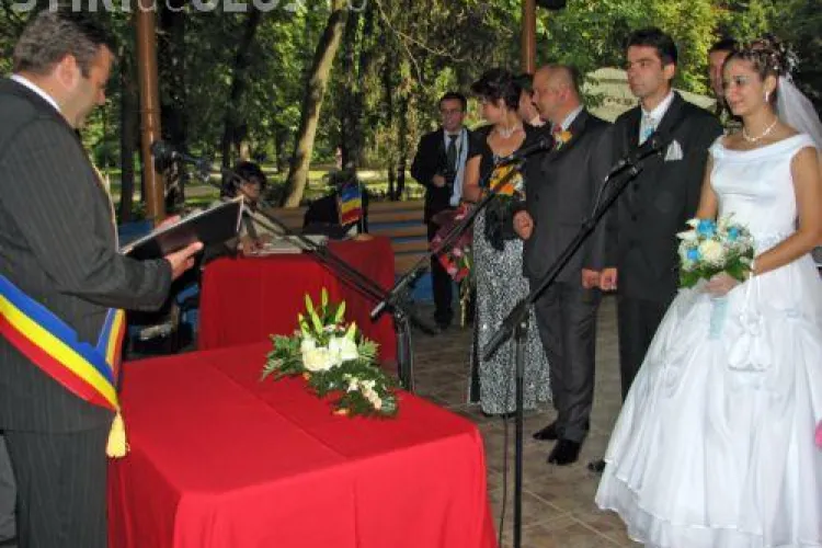 Primaria reia oficierea casatoriilor in Foisorul din Parcul Central si le ofera tinerilor care isi unesc destinele cate o sticla de vin 