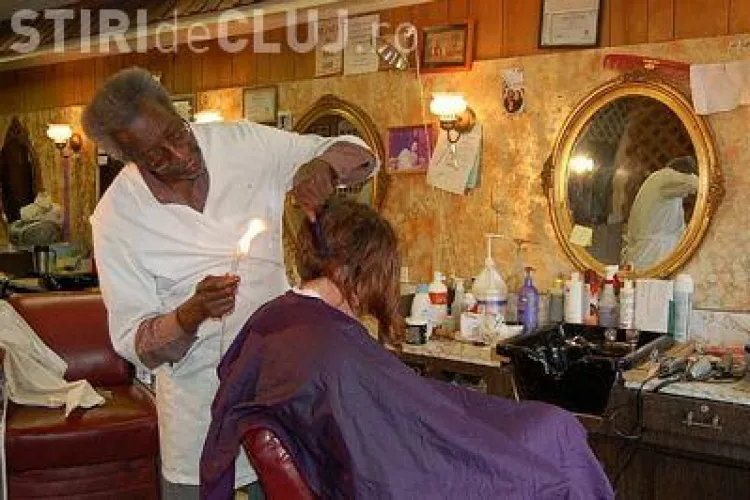 Un frizer sicilian tunde cu ... flacara - FOTO