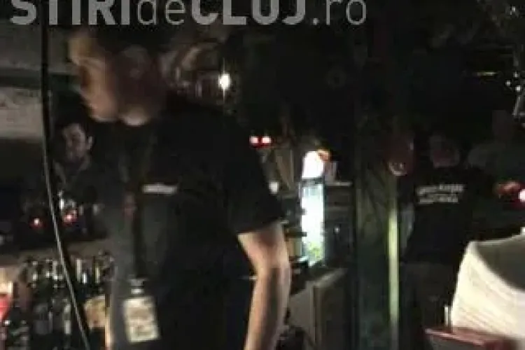 VIDEO - A "reinviat" Janis Stuf si are tot "miros" de Vama Veche. Barul a fost arhiplin, muzica buna si tinerii pusi pe distractie