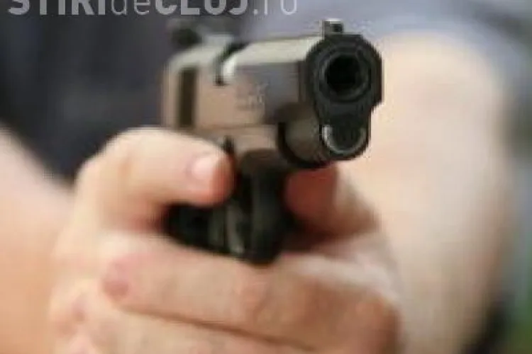 Un barbat care a comis o talharie in Manastur a fost impuscat azi noapte de politisti. Au tras de mai multe ori in aer, dar suspectul nu s-a oprit