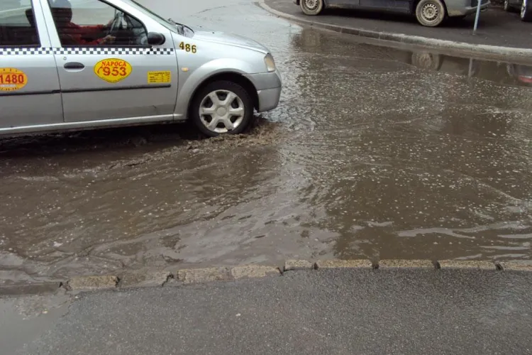 Strazile Clujului se umplu de balti dupa fiecare ploaie, desi unele au fost recent reabilitate! - Galerie FOTO
