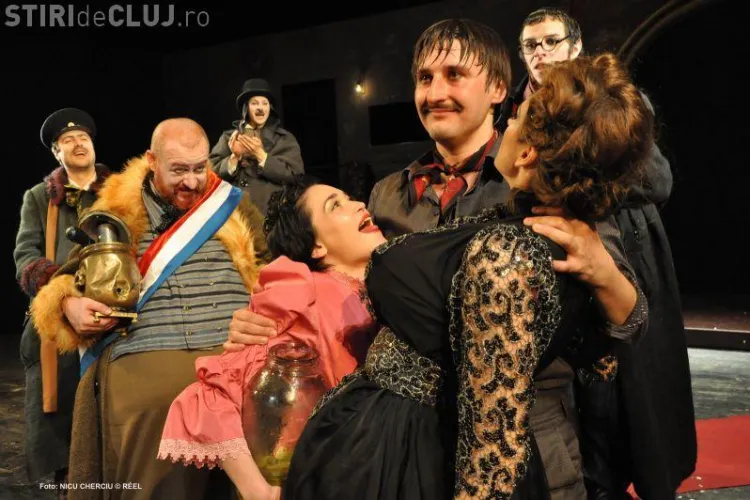Sala plina la premiera piesei Revizorul, de marti seara, de pe scena Teatrului National din Cluj - Galerie FOTO