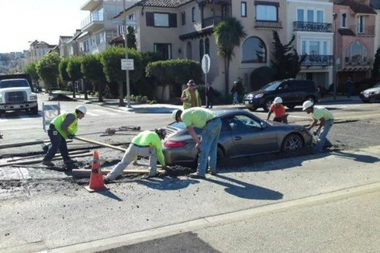 S-a oprit cu Porsche -ul in cimentul abia turnat pe o strada FOTO