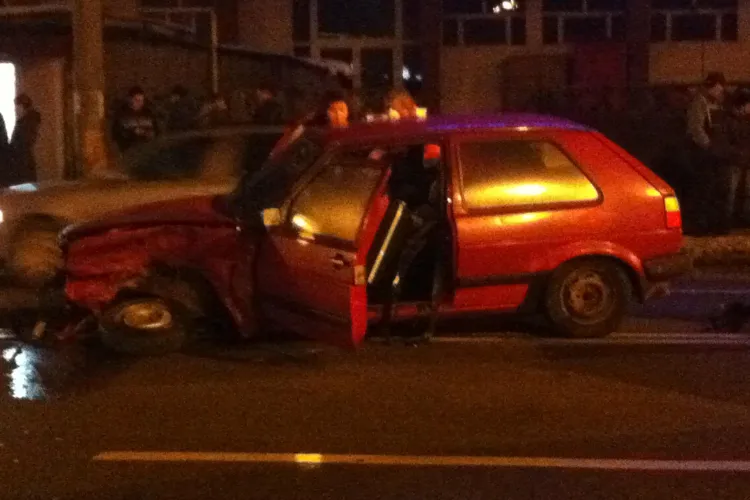 Accident pe Traian Vuia! Doua masini s-au ciocnit si un barbat a fost ranit VIDEO