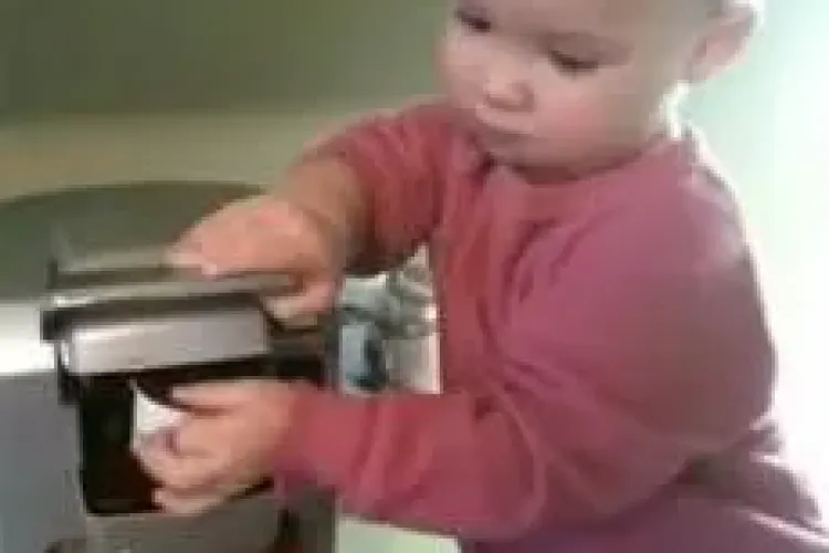 La doar 1 an ii pregateste mamei sale cafeaua VIDEO 