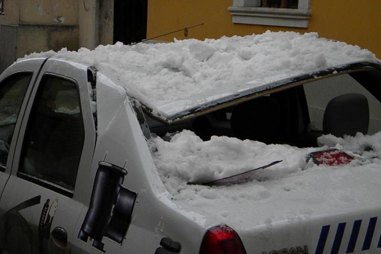 Masina distrusa de zapada in centrul Clujului FOTO si VIDEO EXCLUSIV