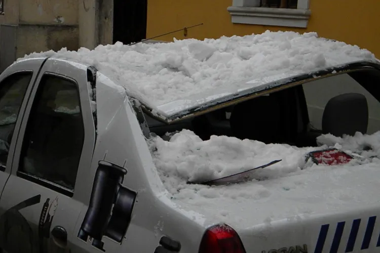 Masina distrusa de zapada in centrul Clujului FOTO si VIDEO EXCLUSIV