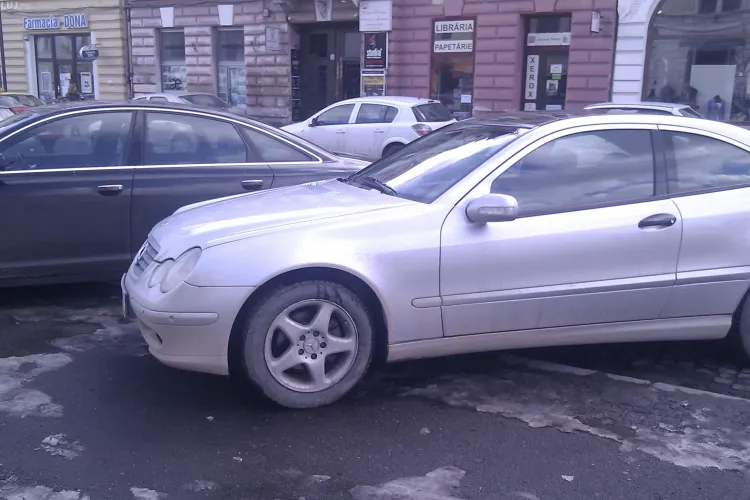 Au masini scumpe si le-au parcat pe trotuar, pe Eroilor! STIREA CITITORULUI FOTO