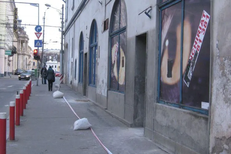 Cade tencuiala de pe Muzeul Farmaciei FOTO