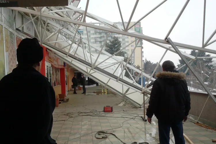 Acoperis prabusit la Piata Mercur din Cluj-Napoca din cauza zapezii FOTO