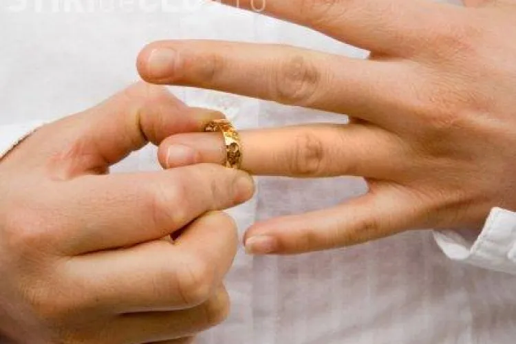 Cluj: Nu si-a putut programa cununia pentru ca in actul medical scria "APT PENTRU CASATORIE"