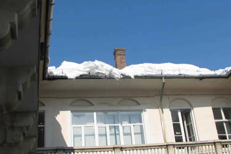 Pericolul de moarte ne pandeste de pe acoperisul PDL Cluj! STIREA CITITORULUI FOTO 