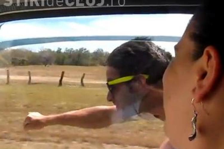 Un barbat zboara ca SUPERMAN pe langa o masina si cere instructiuni de drum VIDEO