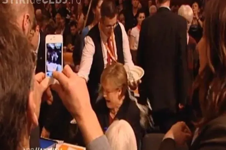 Un chelner i-a turnat bere in cap cancelarul german Angela Merkel VIDEO