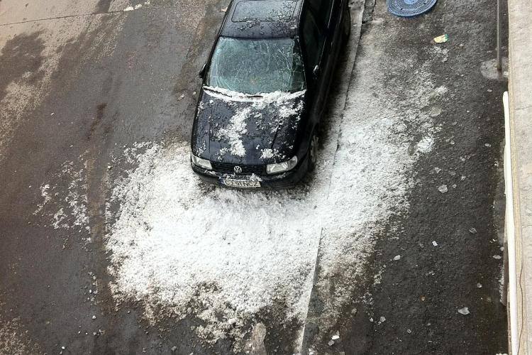 O bucata de zapada a spart parbrizul unui autoturism pe strada Craiova, din zona Garii STIREA CITITORULUI FOTO