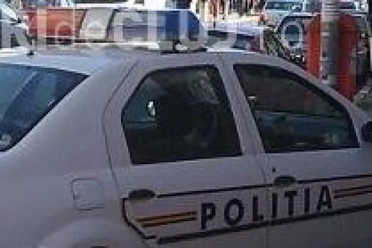 Masina de politie parcata pe trotuar, in usa Primariei Dej FOTO