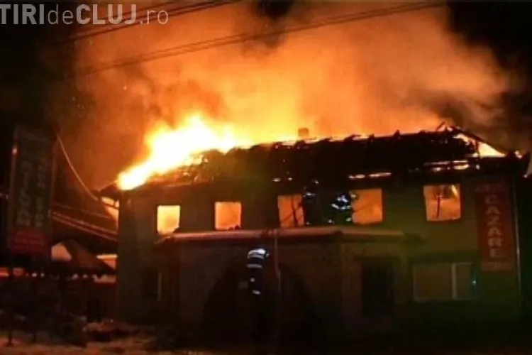 Incendiu la Dej! O pensiune a fost distrusa de flacari. Doi turisti bulgari au fost evacuati VIDEO