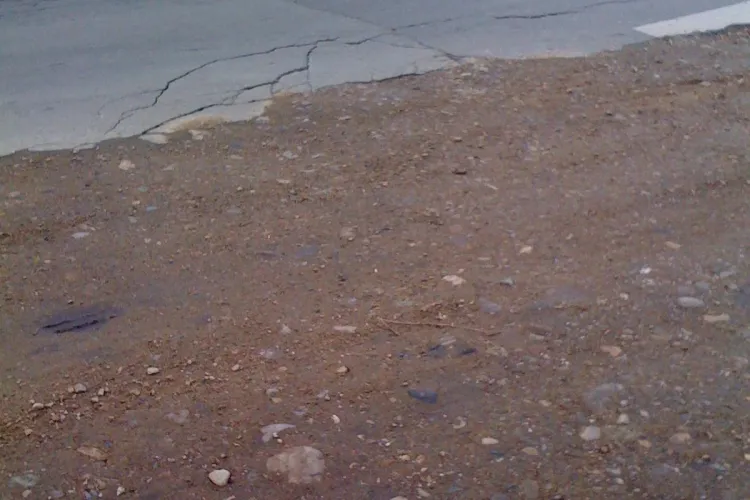 Strada Garibaldi, la intersectia cu Bulevardul 1 Decembrie 1989, arata ca dupa bombardamente FOTO