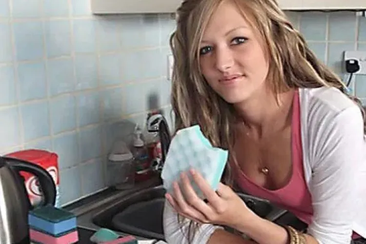 A mancat 4.000 de bureti de vase. Pe unii i-a condimentat cu sos picant sau mustar