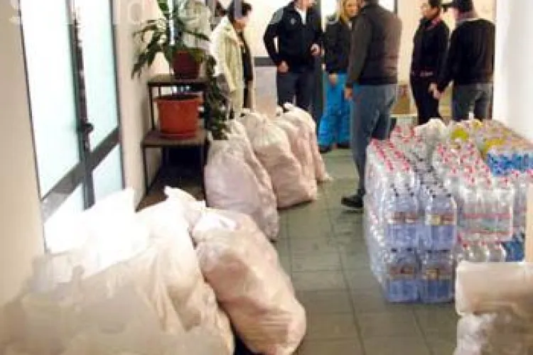 Jandarmii clujeni colecteaza alimente pentru sinistrati impreuna cu Auchan