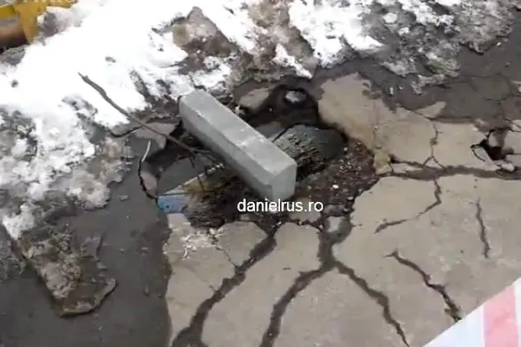 Podul de peste Somes, din Piata Mihai Viteazu, are gauri prin care poate cadea un om VIDEO
