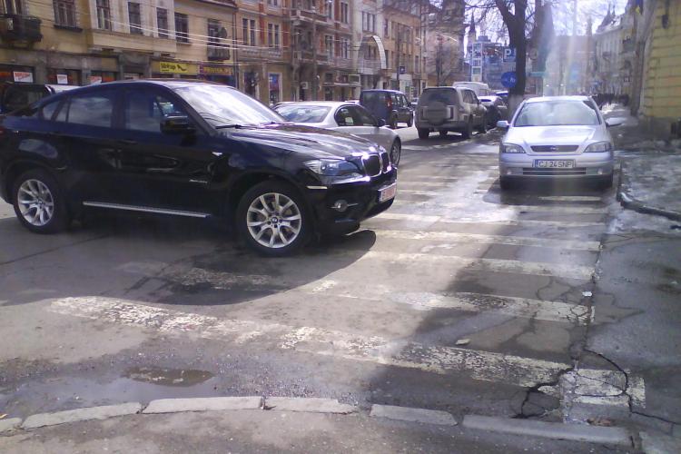 SMECHER CU BMW: A parcat in mijlocul strazii FOTO