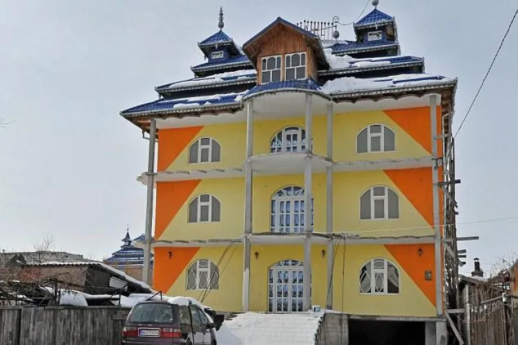 Palatele tiganilor din Huedin, construite din bani furati de la londonezii care atipeau in metrou! FOTO