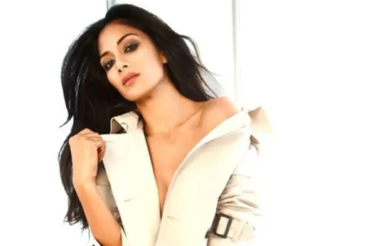 Nicole Scherzinger ultra sexy, intr-o sedinta foto, imbracata numai intr-un trenci