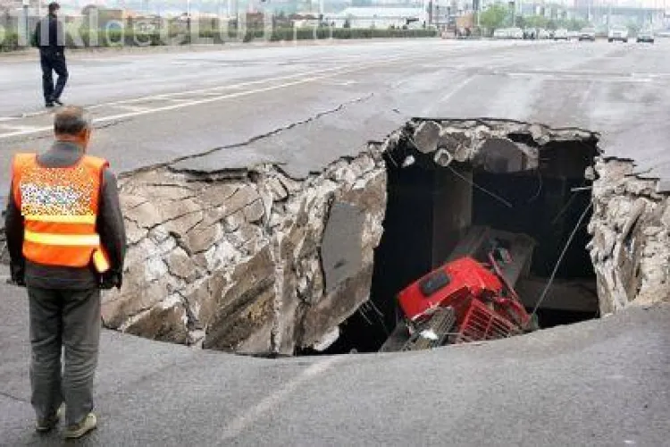 O groapa de 5 metri pe o sosea din Valcea a "inghitit" o masina