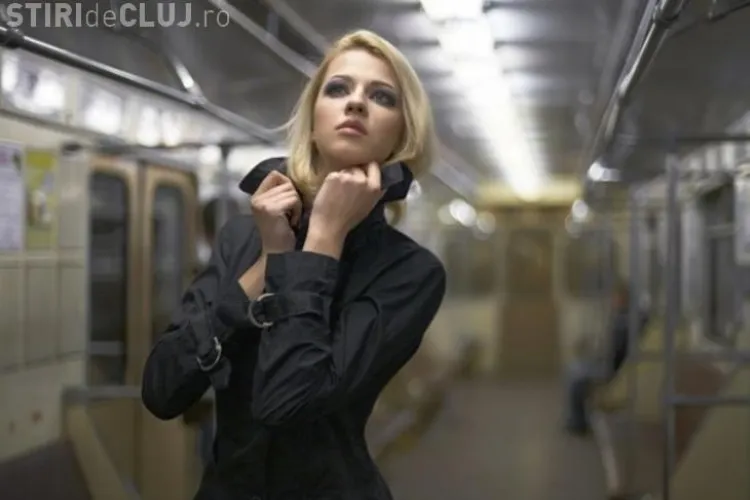 A pozat nud in metrou, cu alti calatori langa ea! Vezi cum a reactionat lumea FOTO