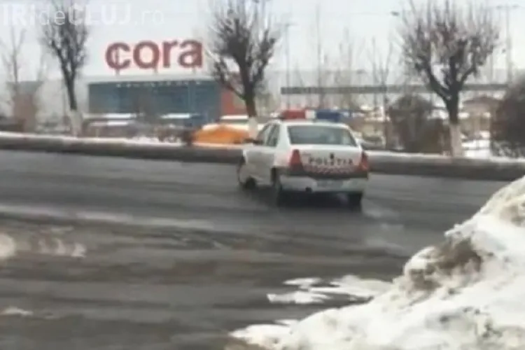 Masina de politie din Cluj, filmata in timp ce trecea linia dubla continua VIDEO