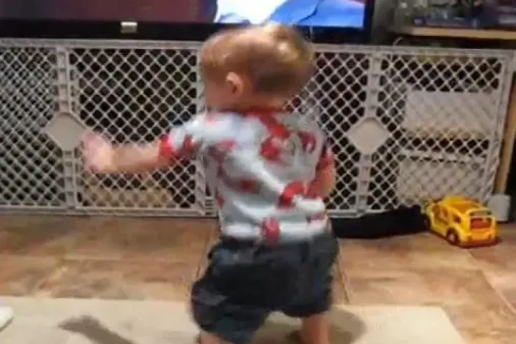 Bebelusul dansator! Nu poti sa nu zambesti VIDEO YOUTUBE