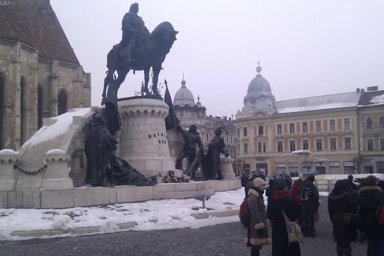 Matei Corvin, aniversat de maghiari in Piata Unirii cu jerbe de flori FOTO