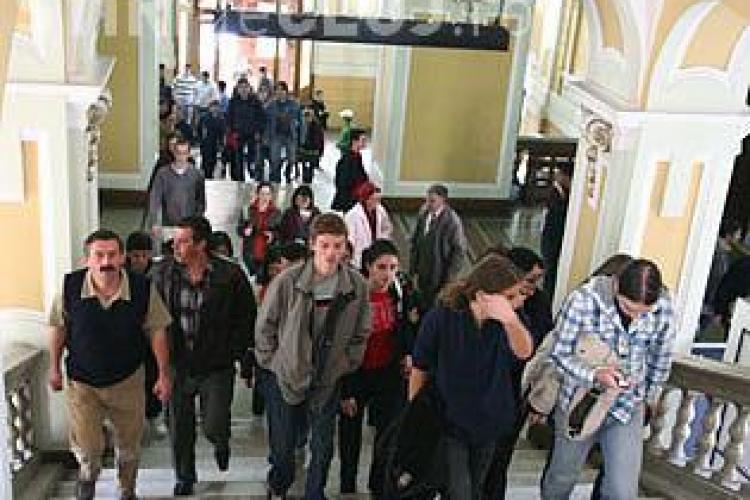 Profesorii universitari care au implinit 65 de ani, ar urma sa fie pensionati automat