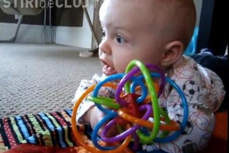 Un bebelus a invatat sa imite miscarile cainelui VIDEO